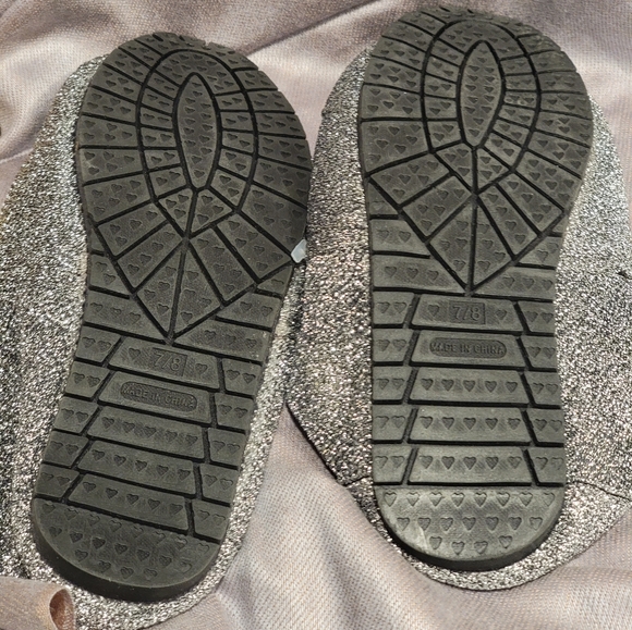 NWOT HOUNDS BY DAWGS WOMEN'S FLEECE LINED KAYMANNS GLITTER SHOE, SILVER ~SZ 7/8 - Picture 4 of 8